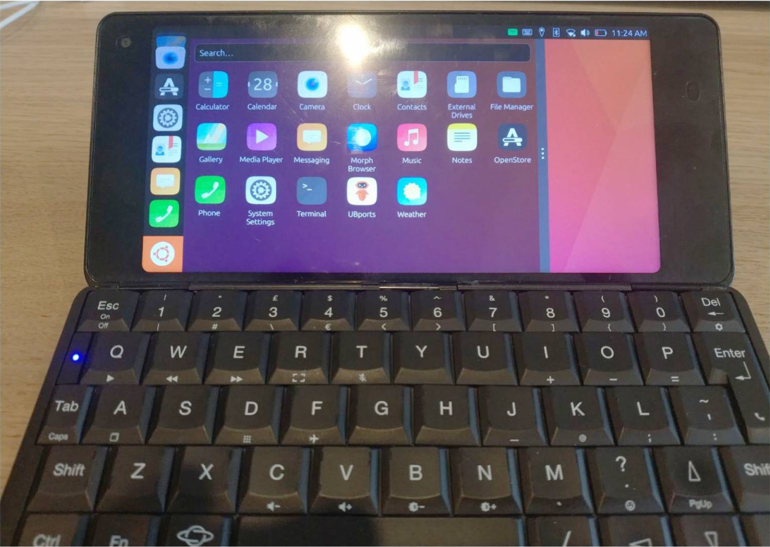 Cosmo ဆက်သွယ်ရေး Ubuntu Touch
