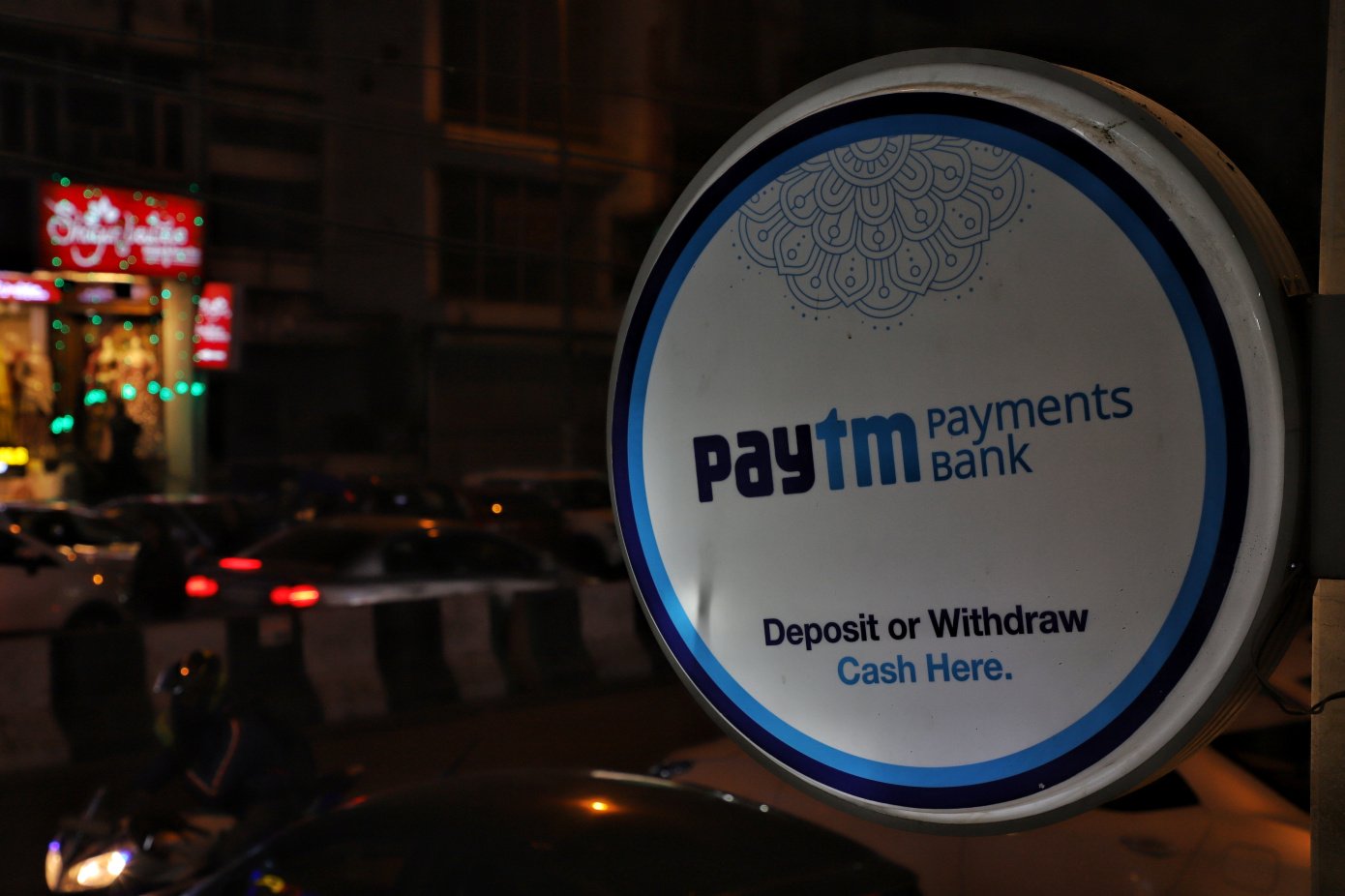 Das Board der Paytm Payments Bank wird am 08. Dezember 2019 außerhalb einer Filiale in Neu-Delhi, Indien, installiert (Foto von Nasir Kachroo / NurPhoto über Getty Images).