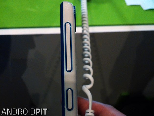 HTC Desire 820 kéz a hangerő bekapcsoló gombjain