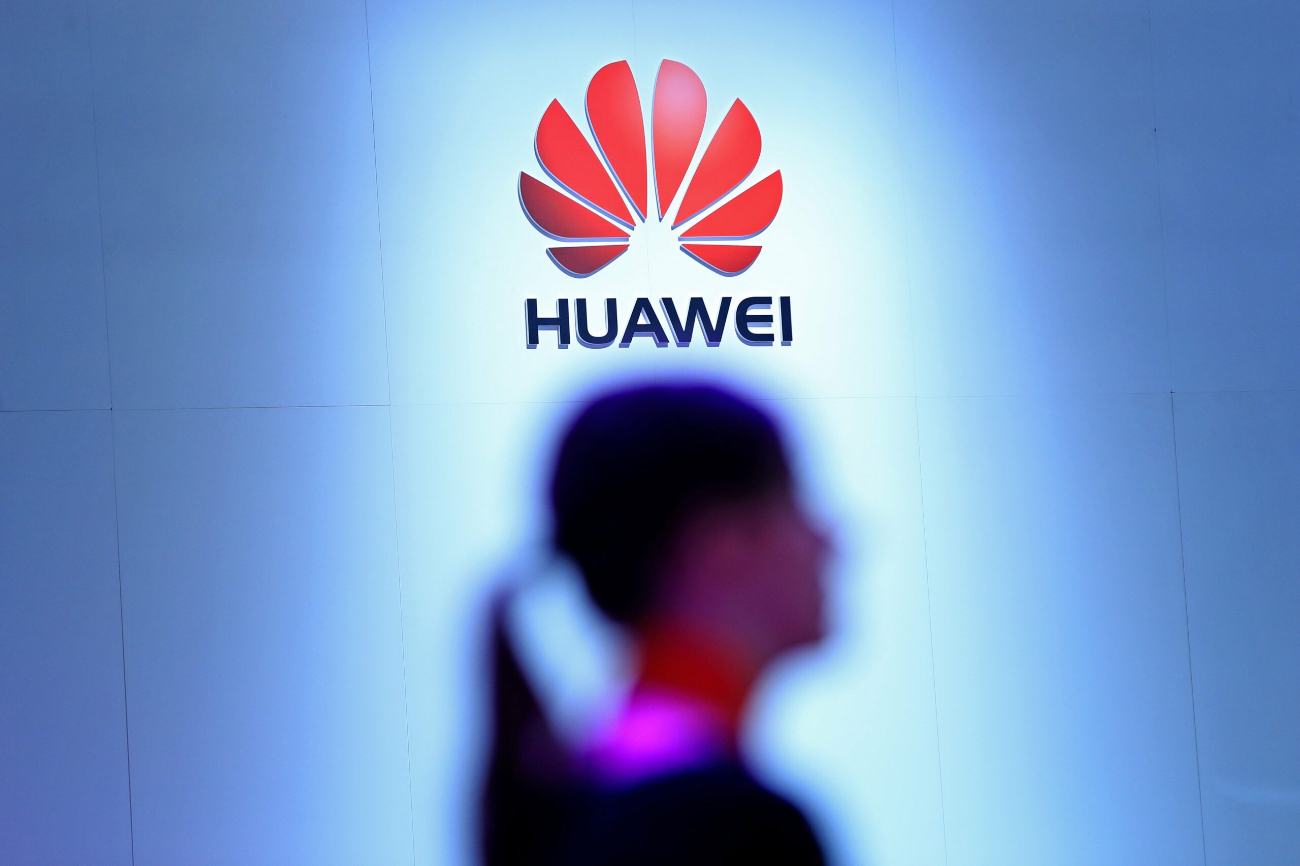Huawei ngethok staf ing produksi smartphone