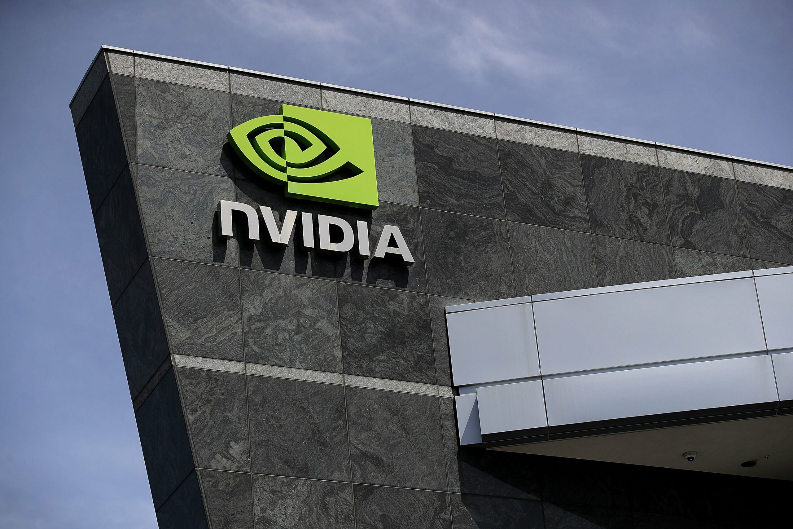 NVIDIA logotips Featured