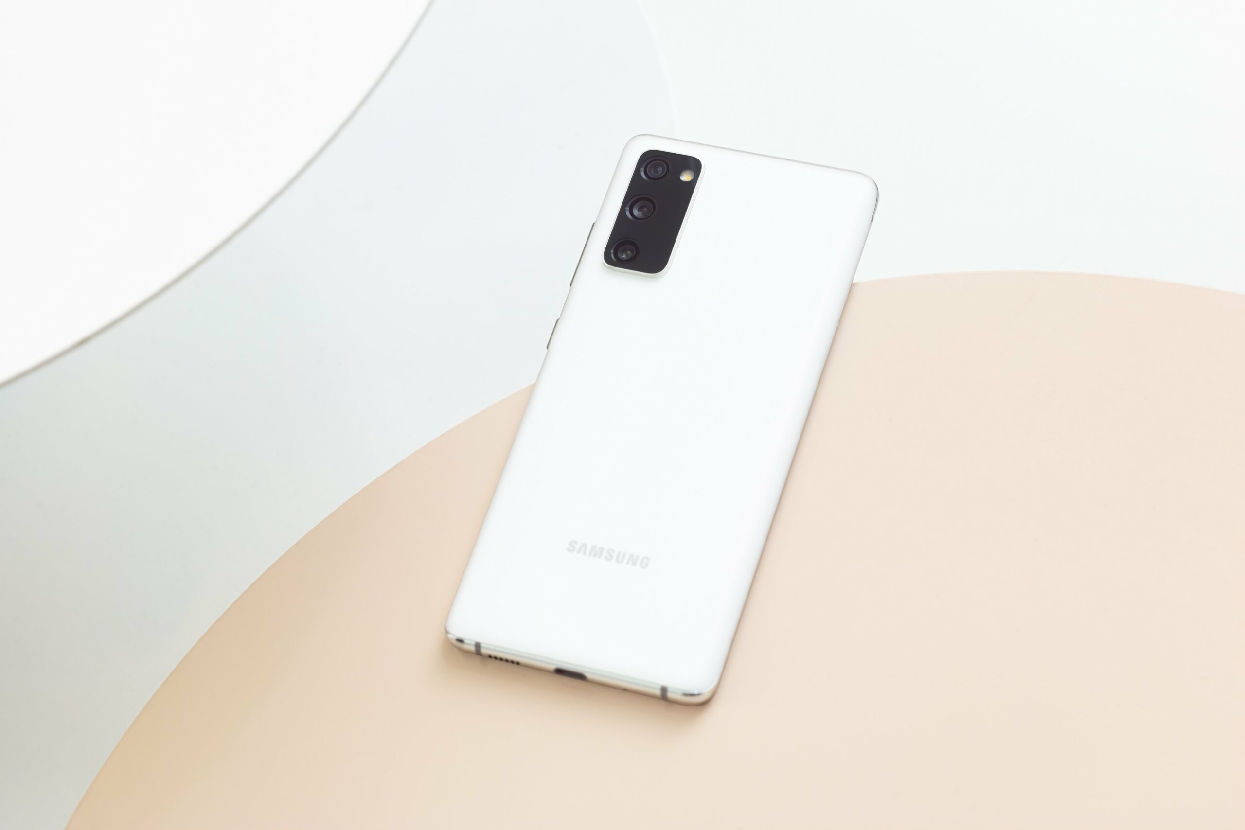Samsung Galaxy S20 FE Cloud Wäiss Featured