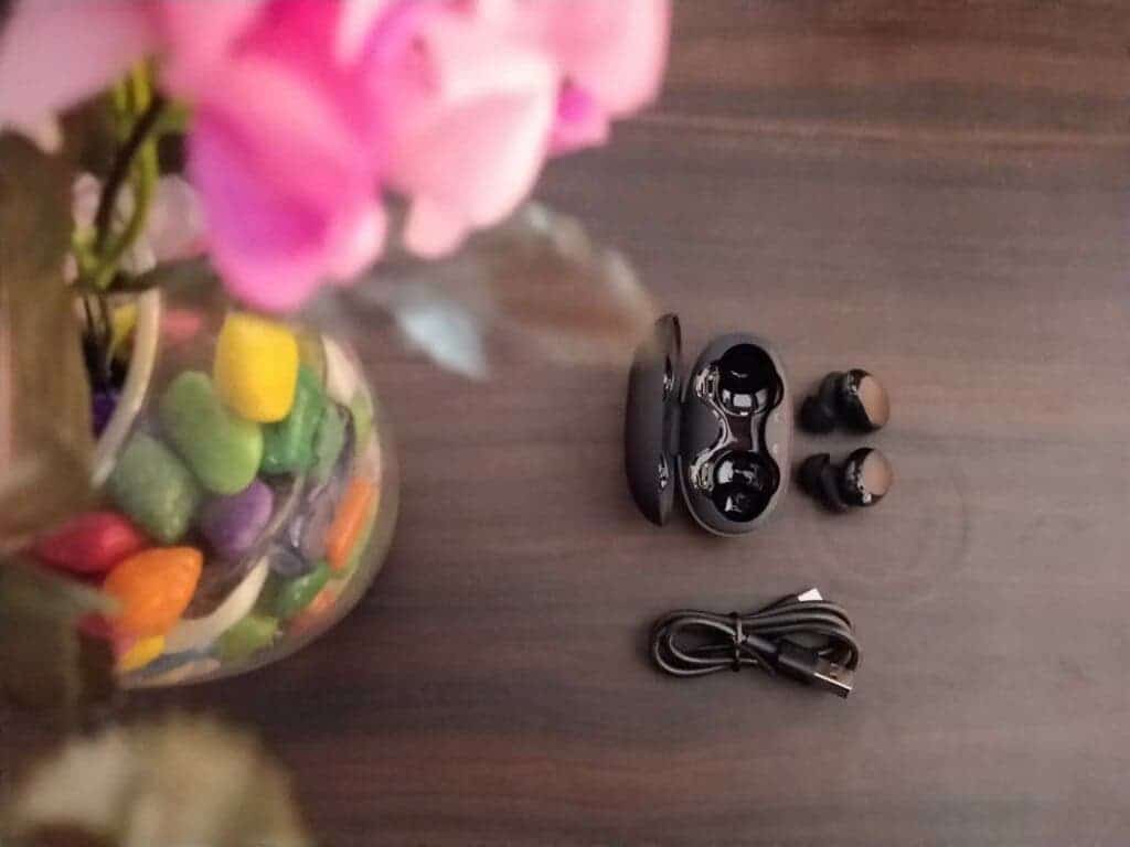 Baseus Wireless Earbuds Bluetooth ഇയർഫോണുകൾ W11_charger_buds_top view_2
