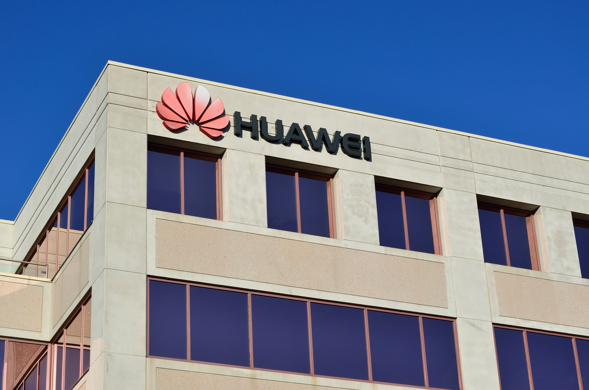 Huawei барилгад лого байрлуулсан