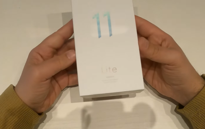 Xiaomi Mi 11 Lite qutisidan chiqarish