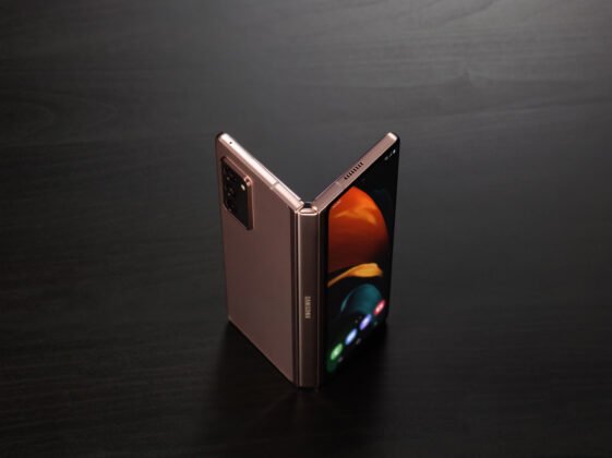 Samsung Galaxy Z Fold 2 zutik Nabarmendua