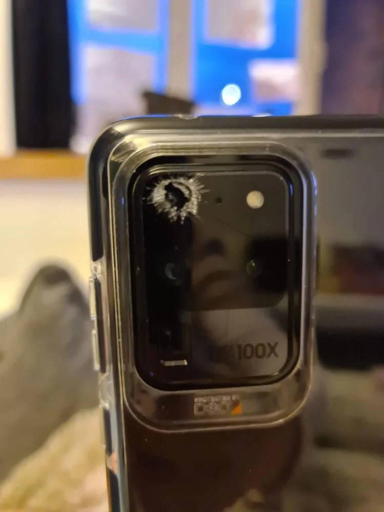 Galaxy S20 ļoti sadragāts salauzts kameras stikls 02