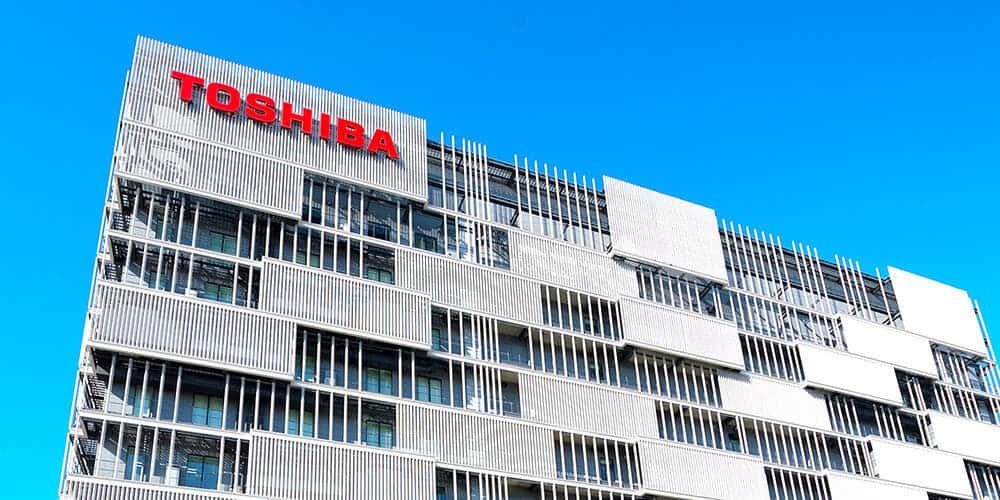 Почему Toshiba разделилась на три компании ?