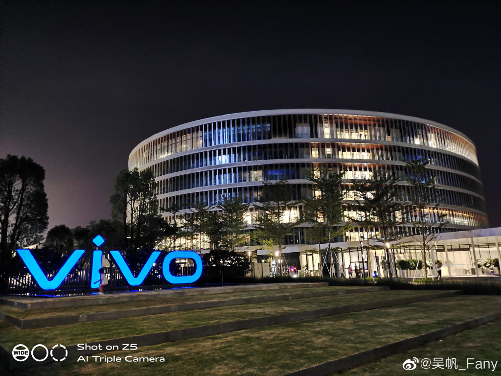 Vivo logo HQ Z5 cam sample